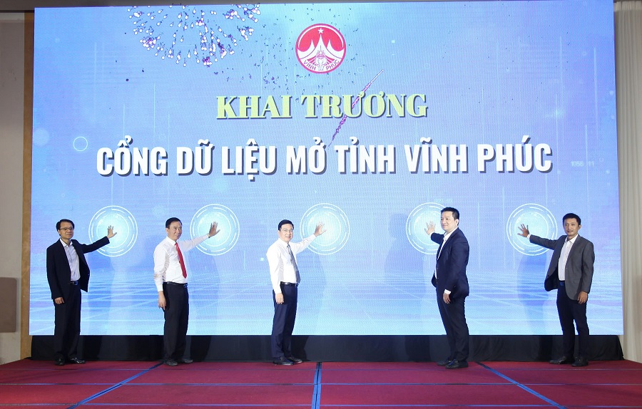 Phó Chủ tịch UBND tỉnh Vũ Việt Văn cùng các đại biểu nhấn nút khai trương Cổng dữ liệu mở tỉnh Vĩnh Phúc.