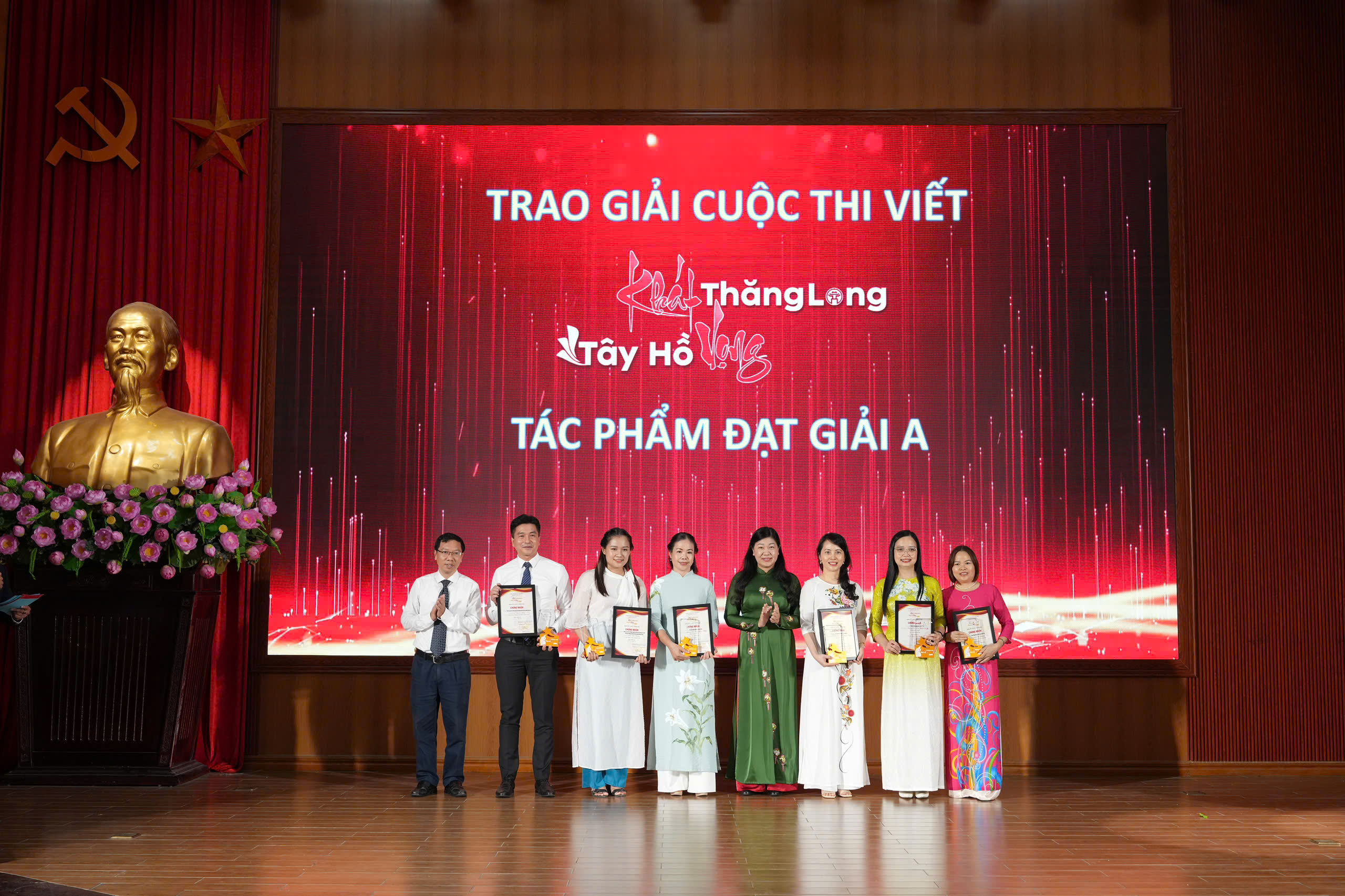 Đồng chí Nguyễn Lan Hương, UV BTV Thành uỷ, Chủ tịch Uỷ ban MTTQ Việt Nam TP. Hà Nội trao giải cho các tác giả đoạt giải A