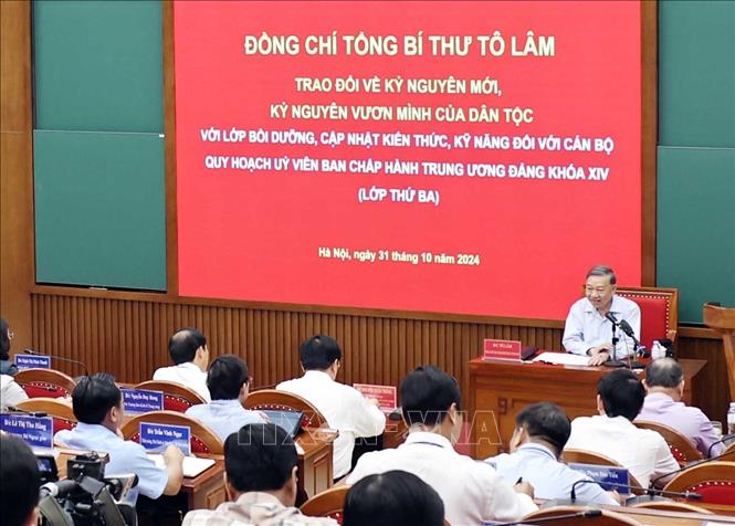 Tổng Bí thư Tô Lâm trao đổi với các học viên cán bộ quy hoạch Ủy viên Trung ương Đảng khoá 14 về kỷ nguyên mới, kỷ nguyên vươn mình của dân tộc.