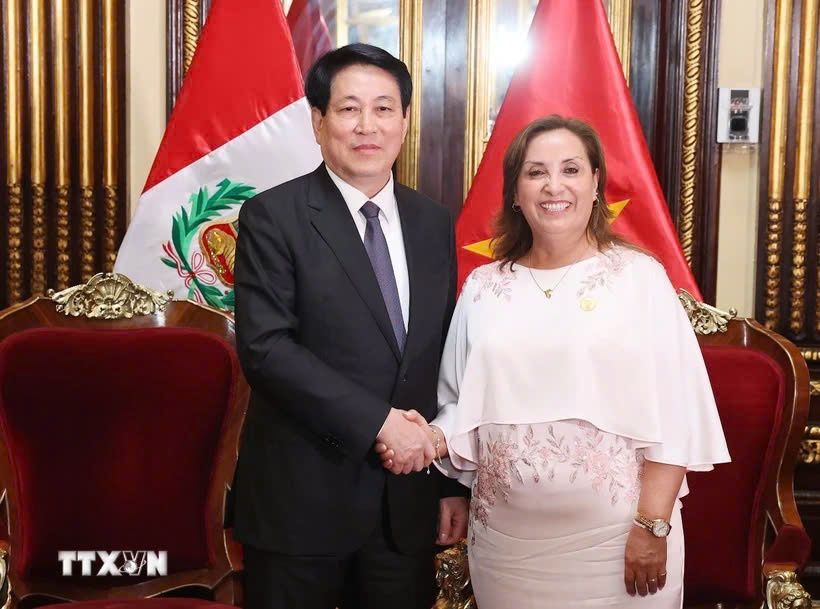 Tổng thống Peru Dina Ercilia Boluarte Zegarra chủ trì lễ đón Chủ tịch nước Lương Cường thăm chính thức Peru. (Ảnh: Lâm Khánh/TTXVN).