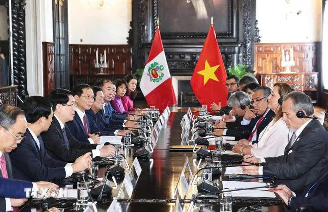 Chủ tịch nước Lương Cường và Tổng thống Peru Dina Ercilia Boluarte Zegarra hội đàm. (Ảnh: Lâm Khánh/TTXVN).