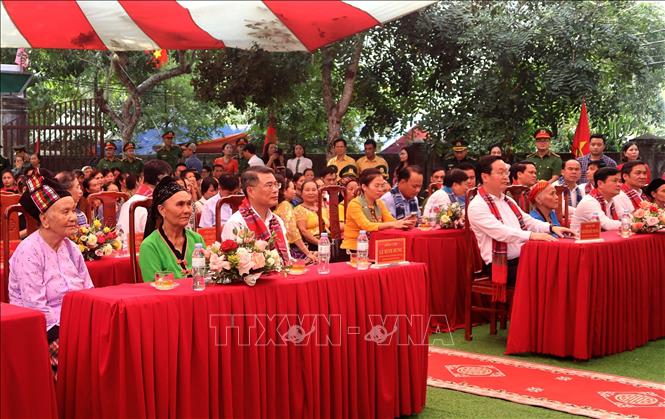 Trưởng Ban Tổ chức Trung ương Lê Minh Hưng dự Ngày hội Đại đoàn kết toàn dân tộc khu dân cư bản Cao Vều 1, xã Phúc Sơn, huyện Anh Sơn. Ảnh: Văn Tý/TTXVN