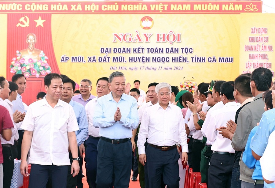 Ngày 17-11, Tổng Bí thư Tô Lâm dự Ngày hội Đại đoàn kết toàn dân tộc tại ấp Mũi, xã Đất Mũi, huyện Ngọc Hiển, Cà Mau (Ảnh: Thống Nhất/TTXVN).