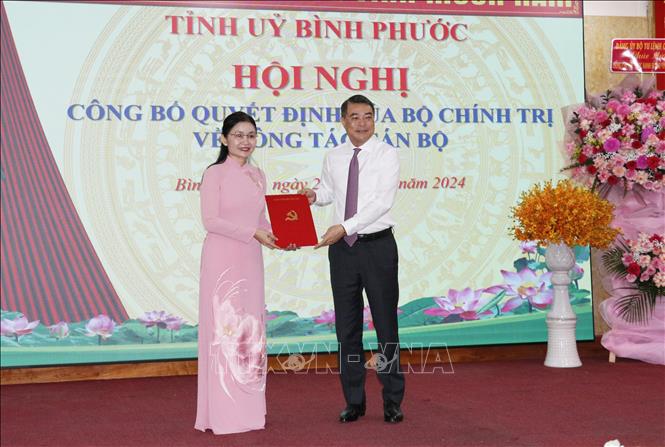 Đồng chí Lê Minh Hưng, Ủy viên Bộ Chính trị, Bí thư Trung ương Đảng, Trưởng Ban Tổ chức Trung ương trao quyết định bổ nhiệm Bí thư tỉnh ủy Bình Phước cho đồng chí Tôn Ngọc Hạnh.