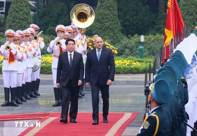 Chủ tịch nước Lương Cường và Tổng thống Bulgaria Rumen Radev duyệt Đội danh dự Quân đội nhân dân Việt Nam. (Ảnh: An Đăng/TTXVN).