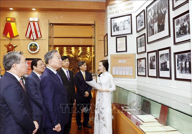 Tổng Bí thư Tô Lâm thăm Phòng truyền thống Bộ Tư pháp. Ảnh: Thống Nhất/TTXVN