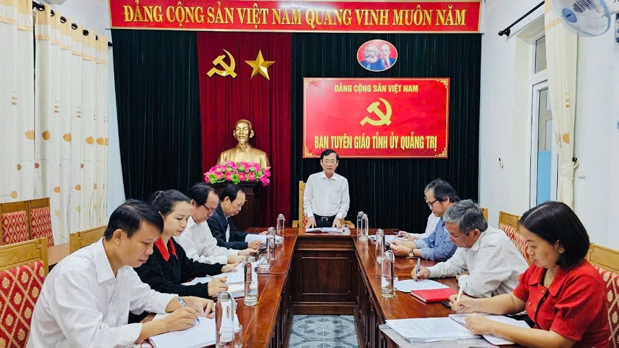 Đồng chí Hồ Đại Nam, Uỷ viên Ban Thường vụ, Trưởng Ban Tuyên giáo Tỉnh ủy, Phó trưởng ban Thường trực Ban Tổ chức Giải Búa liềm vàng tỉnh Quảng Trị phát biểu tại cuộc họp.