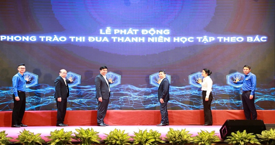 Đảng ủy Agribank và BTV Đoàn Thanh niên Agribank thực hiện nghi lễ nhấn nút phát động phong trào thi đua “Thanh niên học tập theo Bác”.