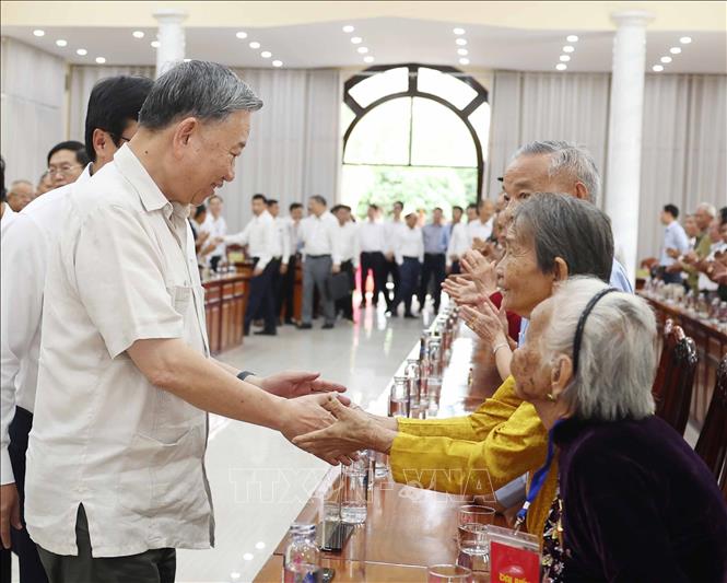 Tổng Bí thư Tô Lâm thăm hỏi các Mẹ Việt Nam Anh hùng.