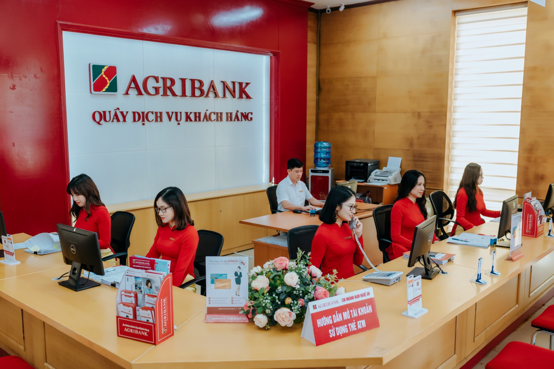 Cán bộ, đảng viên Agribank chuyên nghiệp, thân thiện trong thực thi nhiệm vụ.