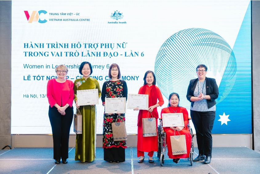 Bà Julie Hart, Bí thư thứ nhất, Đại sứ quán Australia tại Việt Nam và Giáo sư Linley Lord, GS Linley Lord, Phó Hiệu trưởng phụ trách Curtin toàn cầu, Đại học Curtin, chúc mừng các học viên hoàn thành khóa học