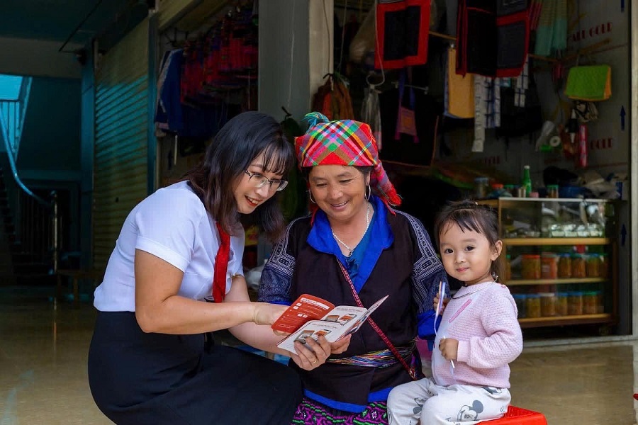 Đồng chí Chu Thị Liễu, Bí thư chi bộ Chi nhánh huyện Mù Cang Chải hướng dẫn các sản phẩm dịch vụ của Agribank cho bà con dân tộc thiểu số.