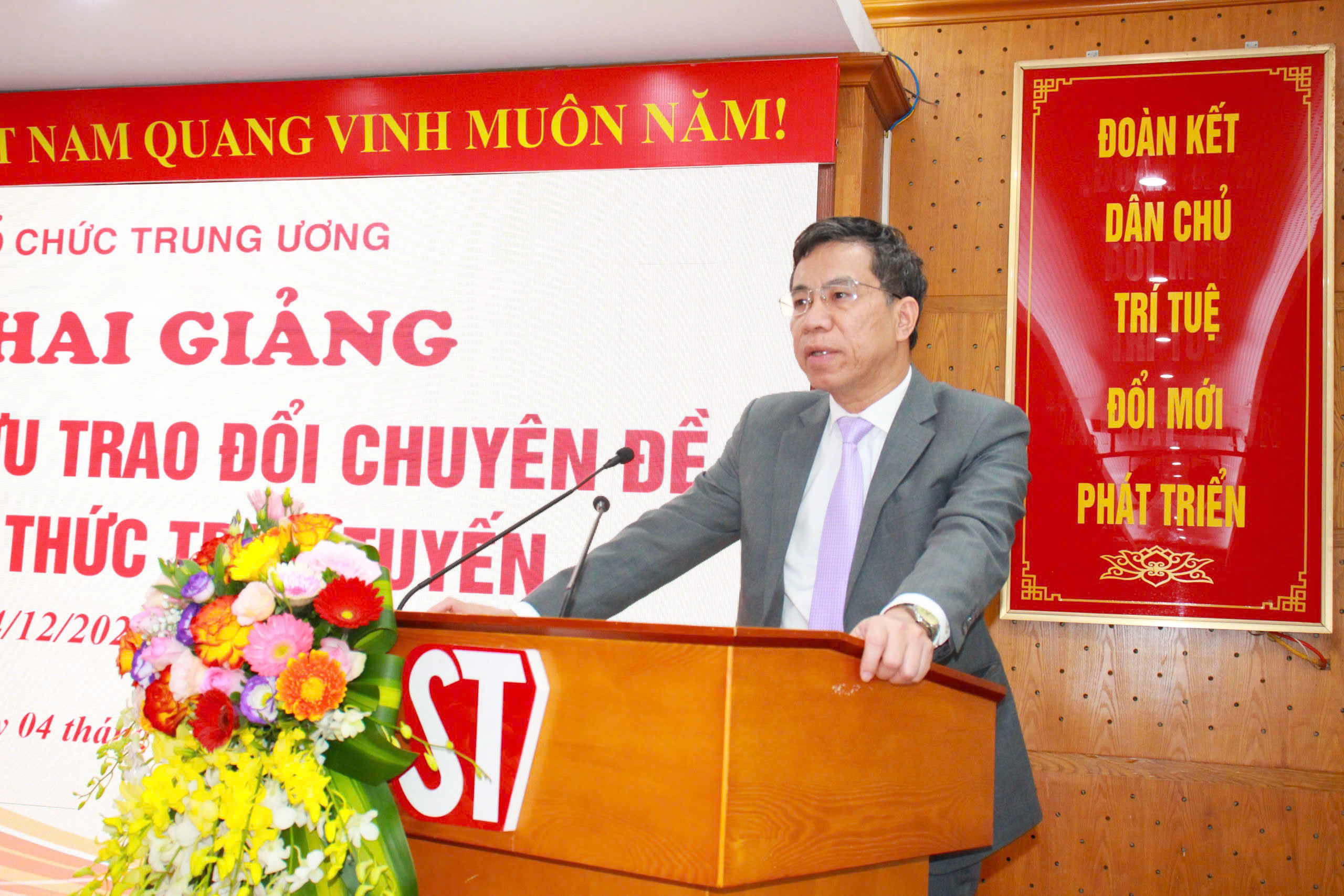 PGS.TS. Vũ Thanh Sơn, Cục trưởng Cục Đào tạo, bồi dưỡng cán bộ, Ban Tổ chức Trung ương phát biểu tại Lễ khai giảng.