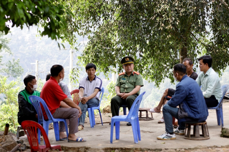 Công an tỉnh Lai Châu tuyên truyền bà con người Mông không nghe theo luận điệu kẻ xấu.