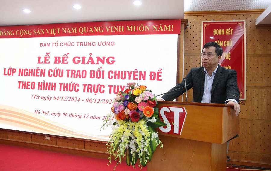 PGS, TS. Vũ Thanh Sơn, Cục trưởng Cục Đào tạo, bồi dưỡng cán bộ, Ban Tổ chức Trung ương phát biểu tại Lễ bế giảng.