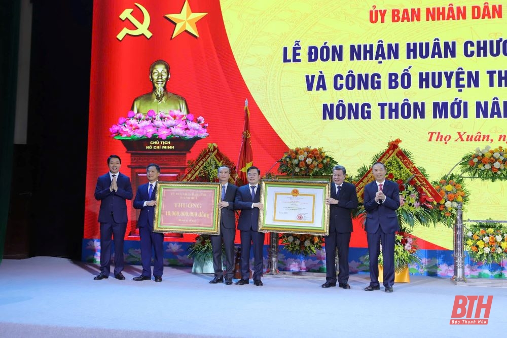 Thứ trưởng Bộ Nông nghiệp và Phát triển nông thôn Phùng Đức Tiến trao Bằng công nhận huyện Thọ Xuân đạt chuẩn Nông thôn mới nâng cao năm 2023 của Thủ tướng Chính phủ.