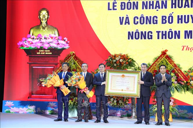 Bí thư Tỉnh ủy Thanh Hóa Nguyễn Doãn Anh tặng hoa chúc mừng Đảng bộ, chính quyền và nhân dân huyện Thọ Xuân. Ảnh: Việt Hoàng/TTXVN