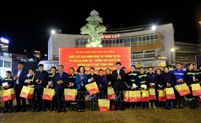 Đồng chí Trương Thị Mai tặng 100 suất quà cho công nhân viên, người lao động của Công ty Cổ phần Dịch vụ đô thị Đà Lạt.