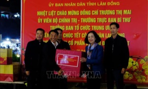 Thường trực Ban Bí thư, Trưởng Ban Tổ chức Trung ương Trương Thị Mai chúc Tết công nhân môi trường tại Đà Lạt