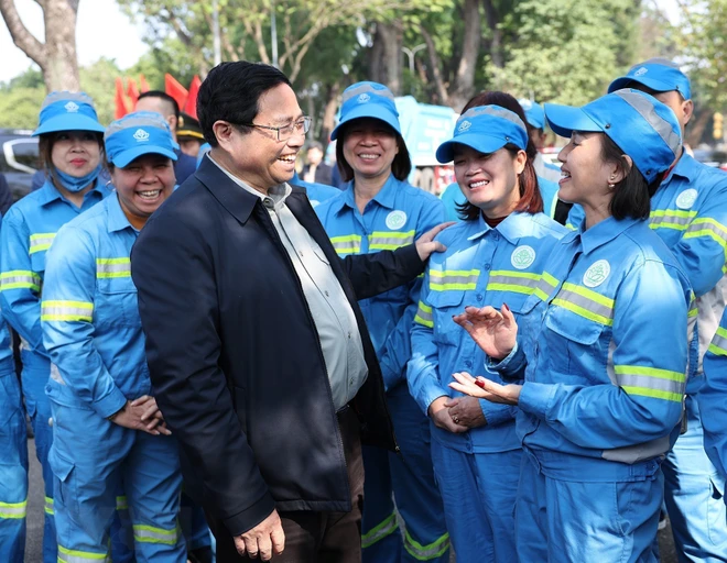 Thủ tướng Phạm Minh Chính thăm, chúc Tết công nhân vệ sinh môi trường đô thị thành phố Hà Nội. (Ảnh: Dương Giang/TTXVN).