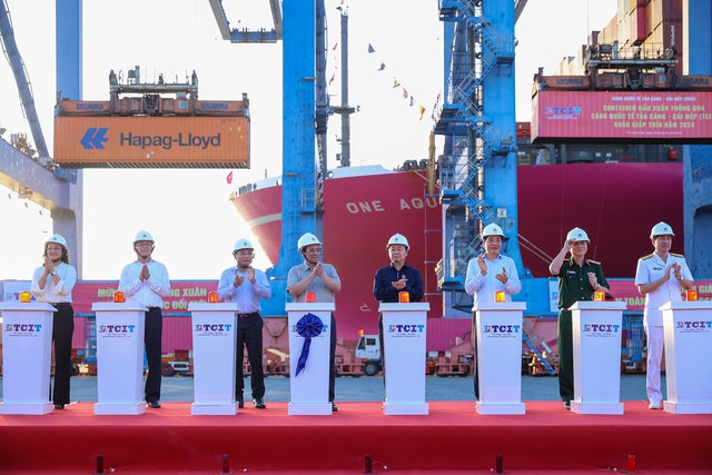 Thủ tướng và các đại biểu thực hiện nghi thức phát lệnh làm hàng đầu xuân tại cảng TCIT - Ảnh: VGP/Nhật Bắc.
