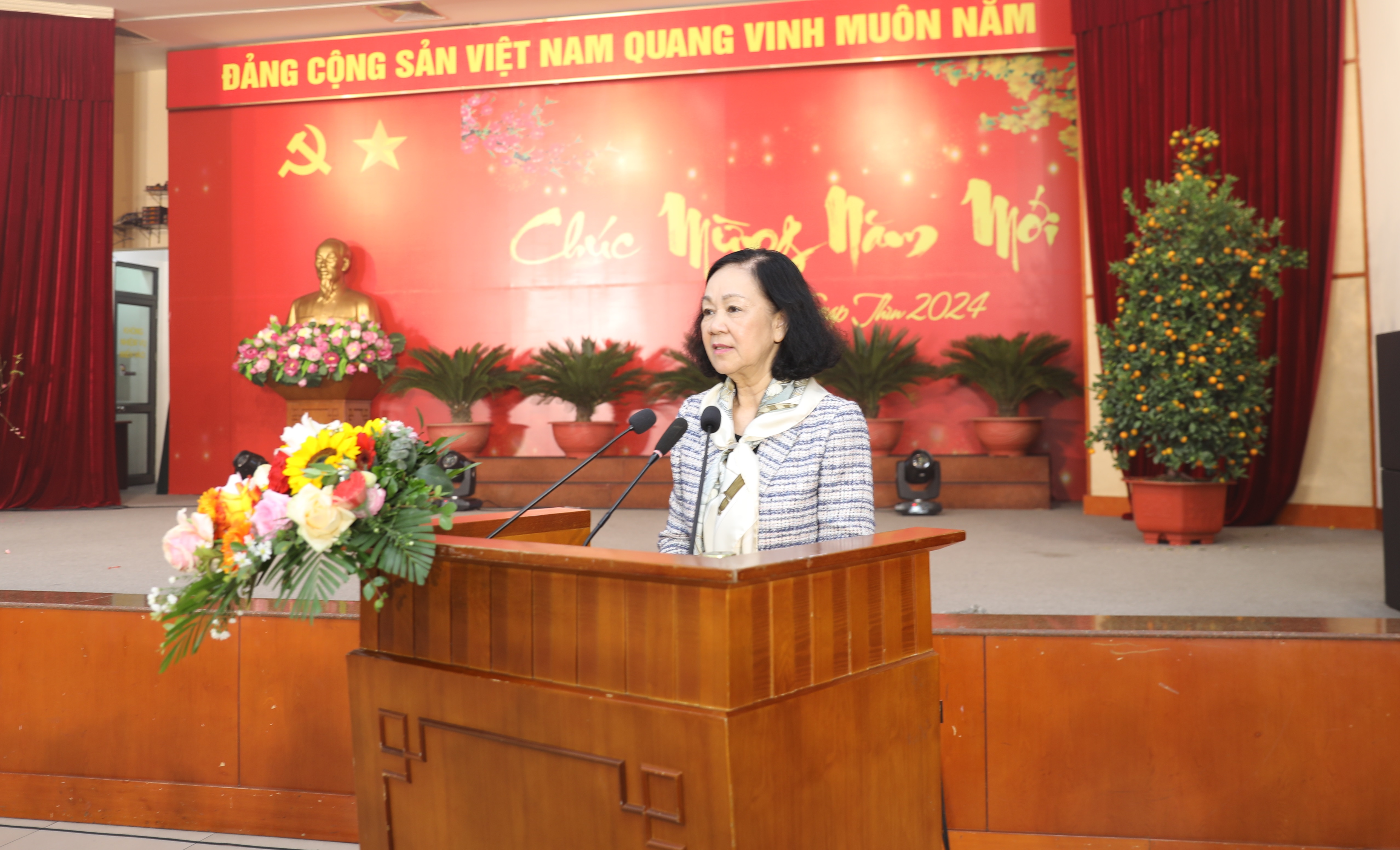 Đ/c Trương Thị Mai phát biểu tại buổi gặp.