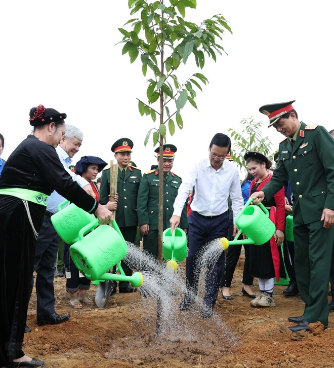 Chủ tịch nước Võ Văn Thưởng và các đại biểu tham gia trồng cây tại Lễ phát động Tết trồng cây “Đời đời nhớ ơn Bác Hồ” Xuân Giáp Thìn 2024. (Ảnh: Thống Nhất/TTXVN).