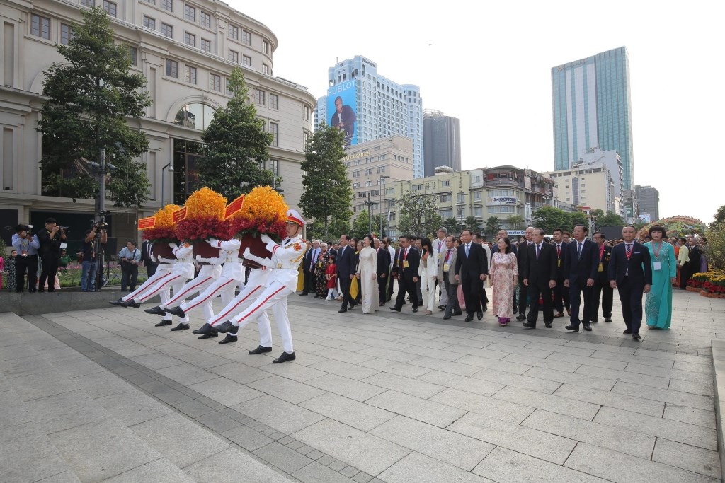 Chủ tịch nước và Phu nhân cùng đoàn đại biểu dâng hương tại Tượng đài Bác trên đường Nguyễn Huệ (Ảnh: Dũng Phương).