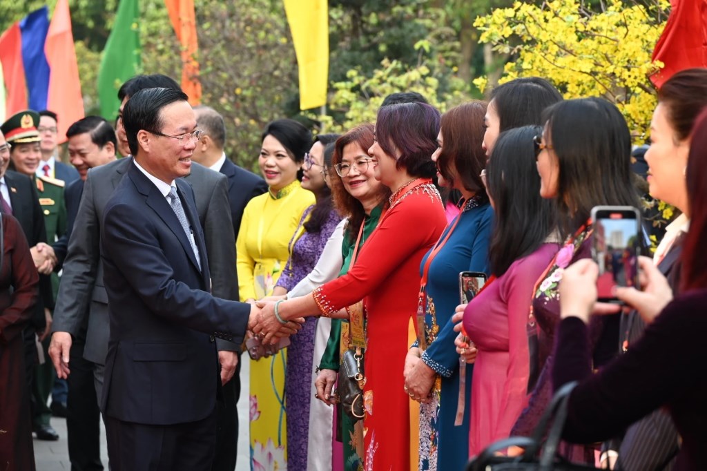 Chủ tịch nước thăm hỏi kiều bào sau khi thực hiện xong lễ dâng hoa, dâng hương Chủ tịch Hồ Chí Minh và Chủ tịch Tôn Đức Thắng (Ảnh: Văn Minh).