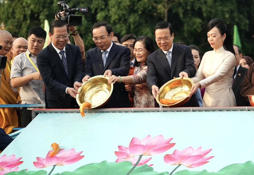 Chủ tịch nước cùng phu nhân và lãnh đạo TP. Hồ Chí Minh thực hiện  ghi thức thả cá chép tại Bến Nhà Rồng (Ảnh: Hoàng Hùng).