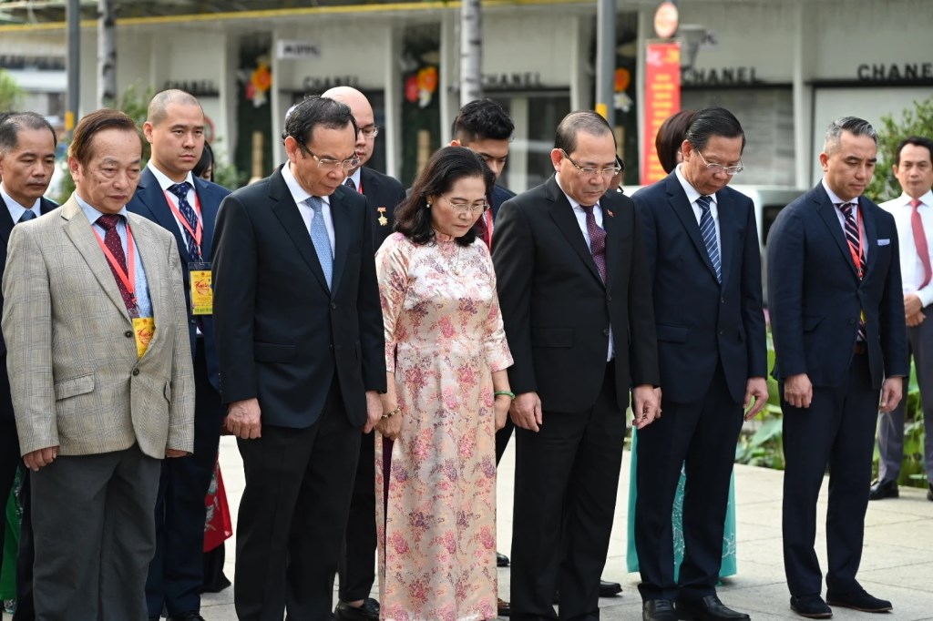 Chủ tịch nước Võ Văn Thưởng cùng đoàn đại biểu dâng hoa dâng hương tại Tượng đài Bác trên đường Nguyễn Huệ (Ảnh: Văn Minh).