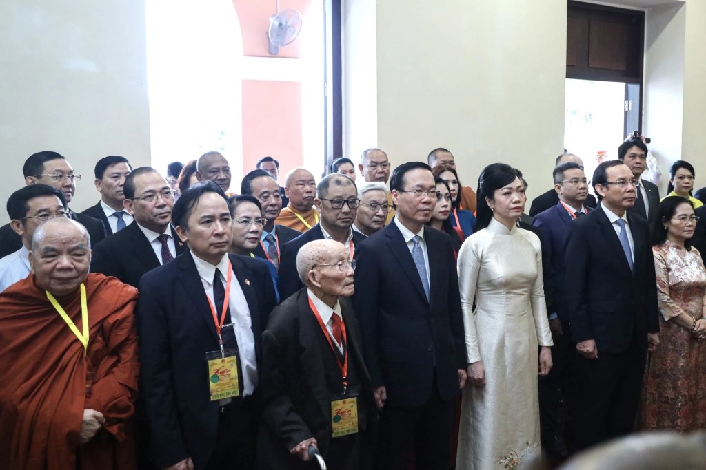 Chủ tịch nước Võ Văn Thưởng cùng đoàn đại biểu dâng hoa, dâng hương Chủ tịch Hồ Chí Minh (Ảnh: Nam Anh).