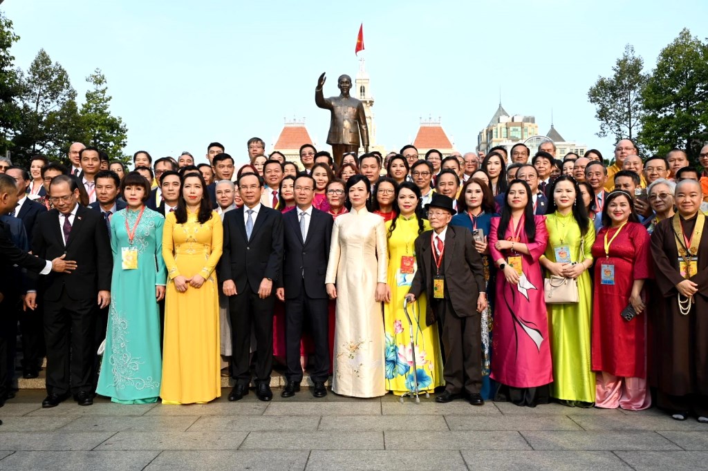 Chủ tịch nước Võ Văn Thưởng cùng đoàn đại biểu chụp ảnh với Kiều bào trước Tượng đài Bác (Ảnh: Văn Minh).
