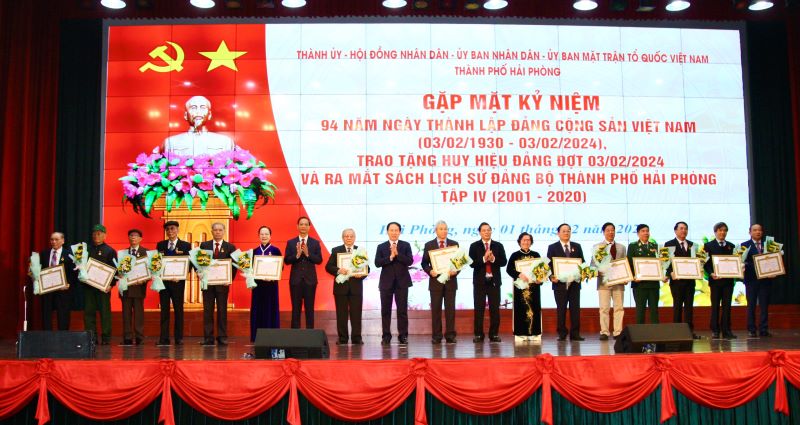 Thường trực Thành ủy Hải Phòng trao Huy hiệu Đảng và tặng hoa cho các đảng viên.