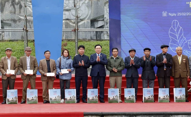 Chủ tịch Quốc hội Vương Đình Huệ tặng quà cho các già làng, trưởng bản, người có uy tín trong đồng bào các dân tộc thiểu số tỉnh Nghệ An. (Ảnh: Nhan Sáng/TTXVN).