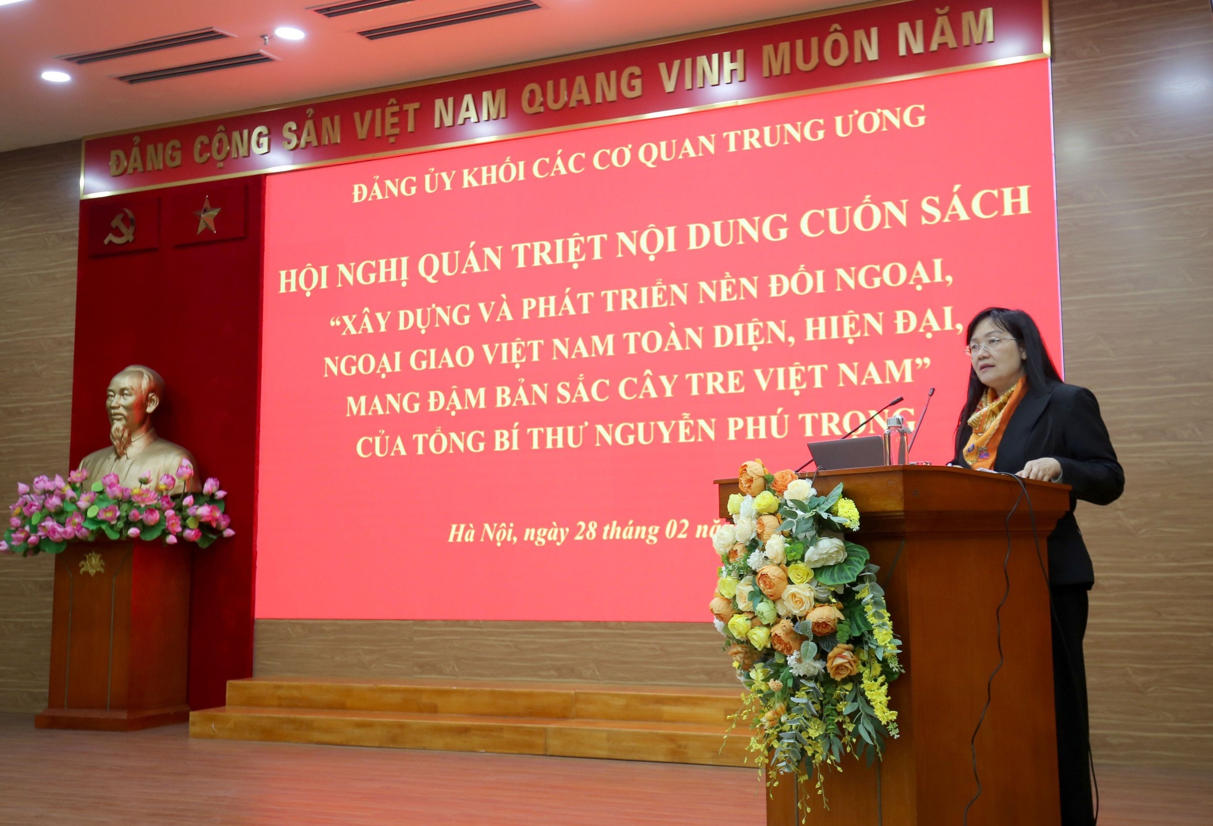 TS Nguyễn Lan Dung giới thiệu sách
