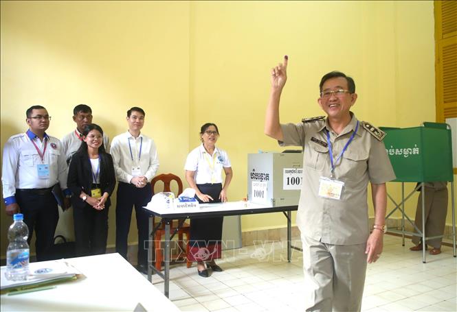 Một ủy viên Hội đồng xã, phường hoàn thành việc bỏ phiếu tại điểm bầu cử Trường THPT Preah Sisowath ở trung tâm Thủ đô Phnom Penh.
