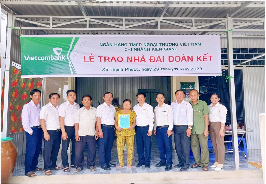 Nhà đại đoàn kết Vietcombank trao tặng hộ nghèo tại tỉnh Kiên Giang.