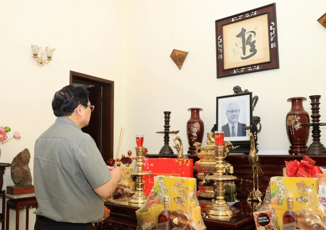 Thủ tướng Phạm Minh Chính dâng hương tưởng nhớ cố Thủ tướng Võ Văn Kiệt. (Ảnh: Văn Điệp/TTXVN).