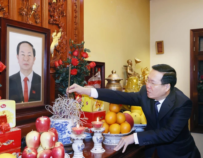 Chủ tịch nước Võ Văn Thưởng dâng hương tưởng niệm Đại tướng Trần Đại Quang, Chủ tịch nước từ năm 2016 đến 2018. (Ảnh: Thống Nhất/ TTXVN).