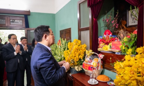 Chủ tịch Quốc hội dâng hương tưởng niệm Chủ tịch Hồ Chí Minh tại Nhà 67