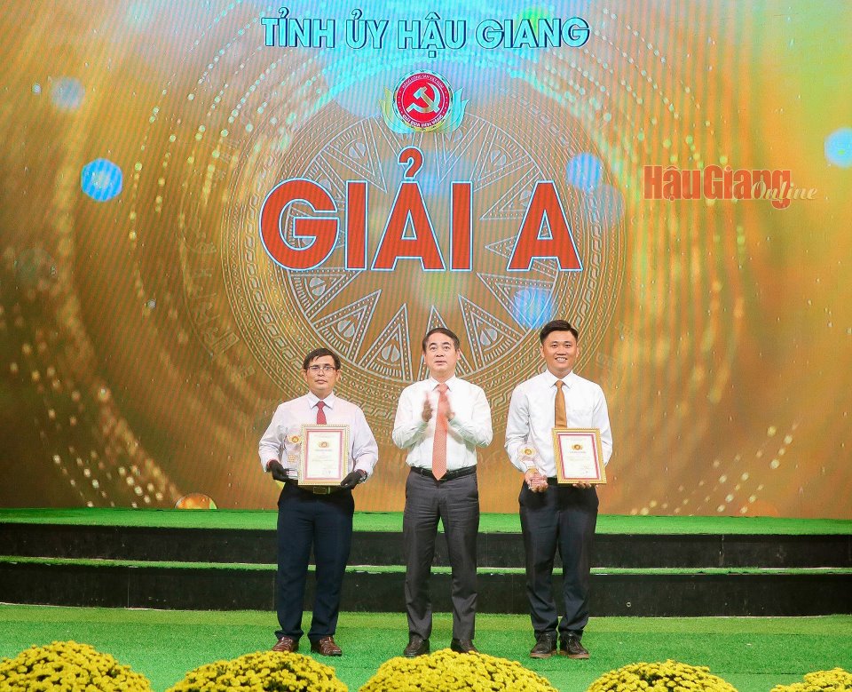 Đồng chí Nghiêm Xuân Thành, Ủy viên Trung ương Đảng, Bí thư Tỉnh ủy Hậu Giang trao giải A cho 2 tác giả đoạt giải cuộc thi cấp tỉnh.