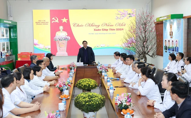 Thủ tướng Phạm Minh Chính giao nhiệm vụ cho cán bộ, nhân viên y tế Bệnh viện Nhi Trung ương. Ảnh: Dương Giang -TTXVN.