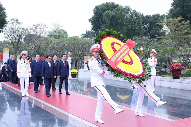 Sau khi vào Lăng viếng Chủ tịch Hồ Chí Minh, Đoàn đại biểu đã tới đặt vòng hoa, dâng hương, tưởng niệm các anh hùng liệt sĩ tại Đài tưởng niệm các Anh hùng liệt sĩ trên đường Bắc Sơn - Ảnh: VGP/Nhật Bắc.