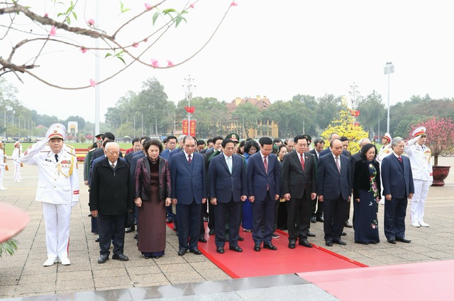 Các đồng chí lãnh đạo, nguyên lãnh đạo Đảng, Nhà nước thành kính tưởng nhớ Chủ tịch Hồ Chí Minh - Ảnh: VGP/Nhật Bắc.