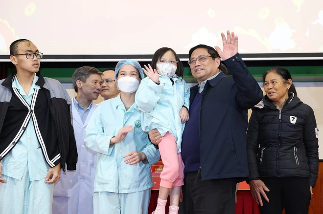 Thủ tướng Phạm Minh Chính chúc Tết bệnh nhân đang điều trị tại Bệnh viện Hữu nghị Việt Đức. Ảnh: Dương Giang - TTXVN.