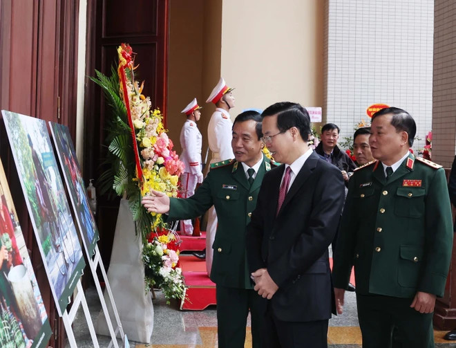 Chủ tịch nước Võ Văn Thưởng xem trưng bày một số hình ảnh về Bộ đội Biên phòng Việt Nam- 65 năm xây dựng, chiến đấu và trưởng thành. (Ảnh: Thống Nhất/TTXVN).