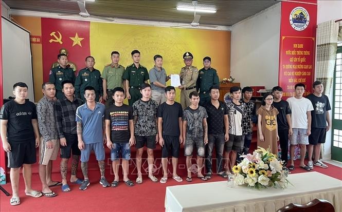 Biên phòng cửa khẩu quốc tế Mộc Bài tiếp nhận 15 công dân Việt Nam bị lừa, cưỡng bức lao động tại Campuchia do lực lượng chức năng Căm-pu-chia bàn giao. (Ảnh: TTXVN)