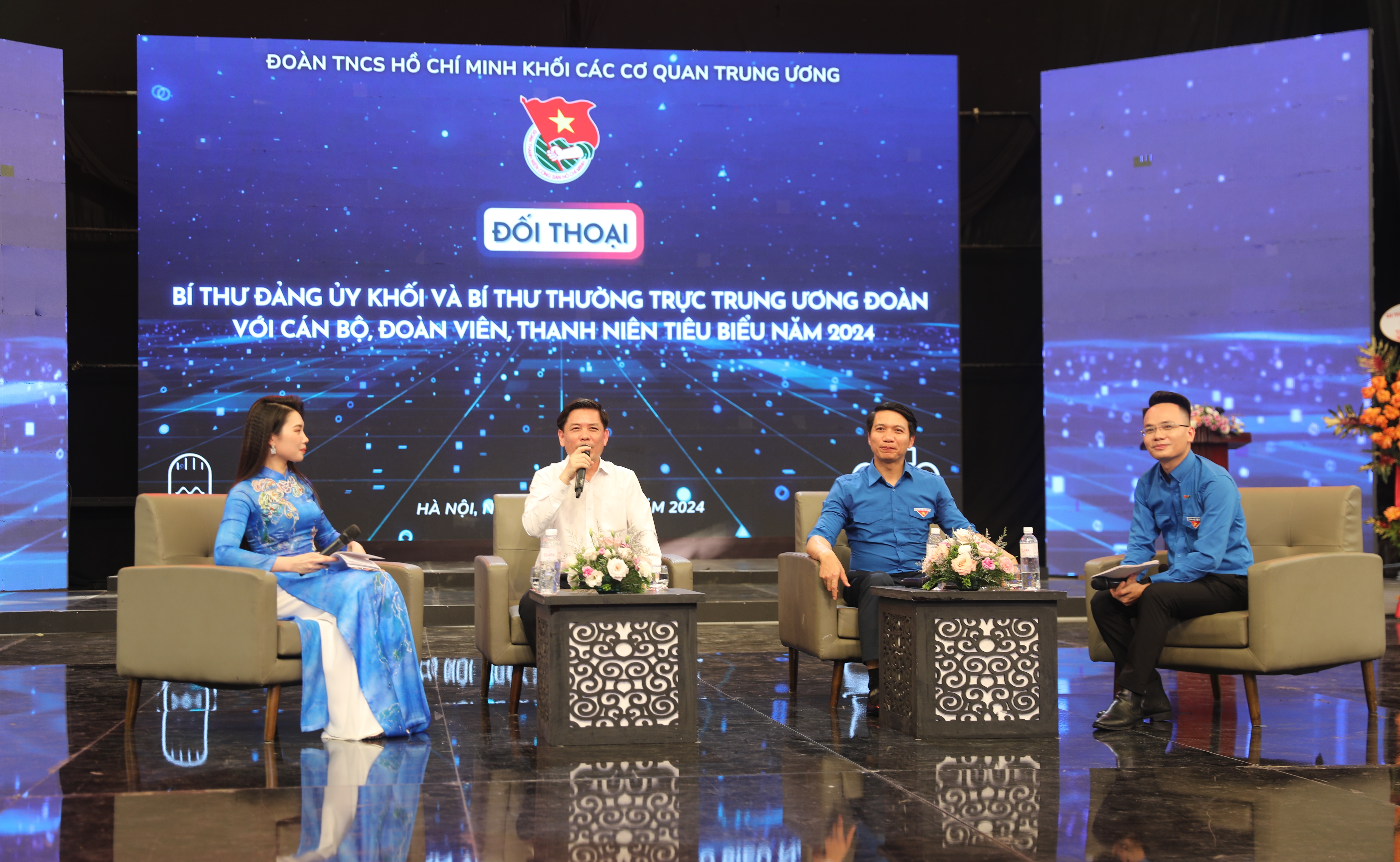 Bí thư Đảng ủy Khối Nguyễn Văn Thể trao đổi với các đoàn viên, thanh niên tại cuộc đối thoại.
