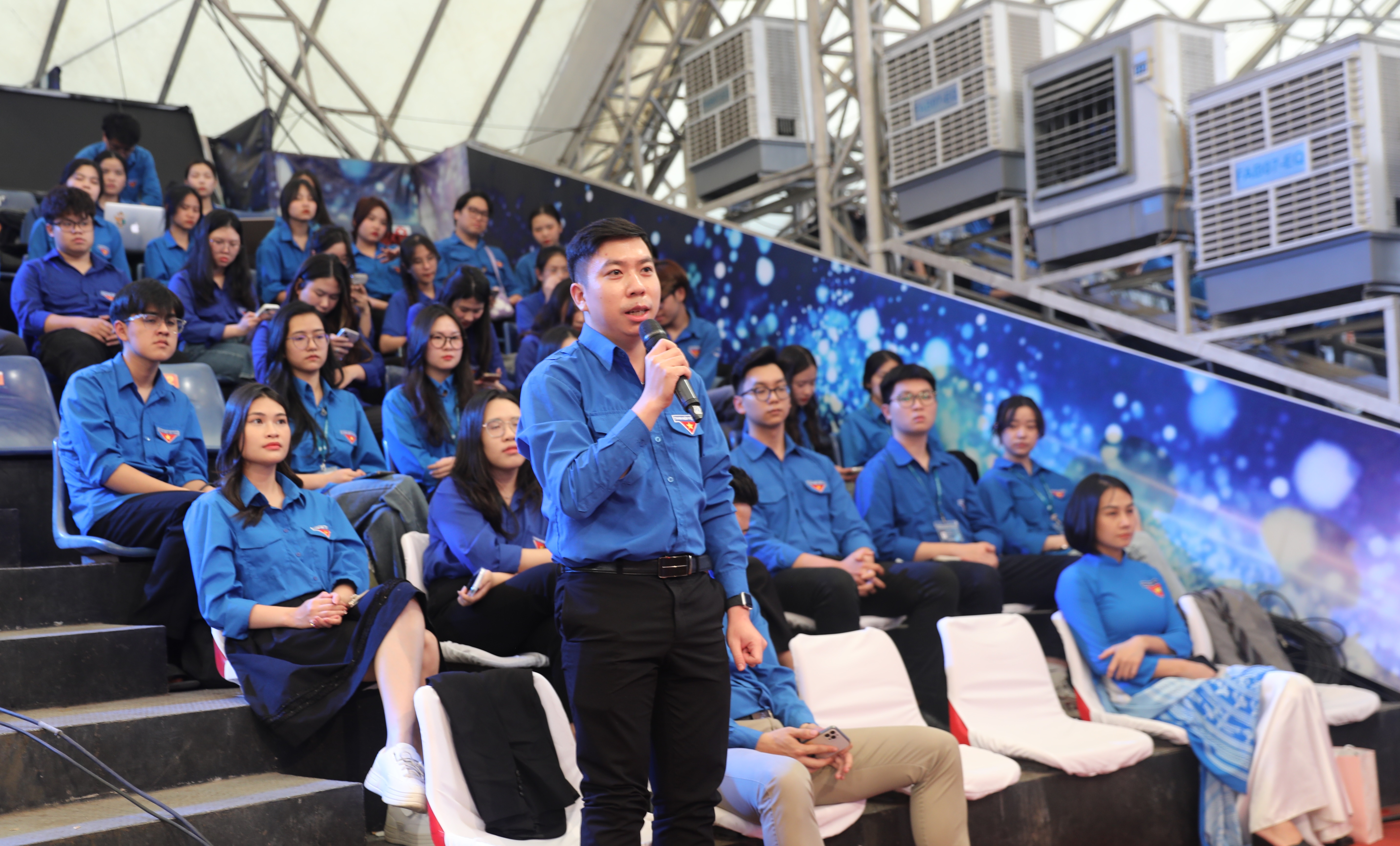 Đại diện Đoàn Thanh niên Viện Hàn lâm Khoa học xã hội Việt Nam trao đổi tại cuộc đối thoại.
